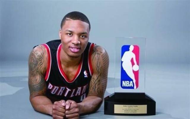 多位年轻选 多位年轻选